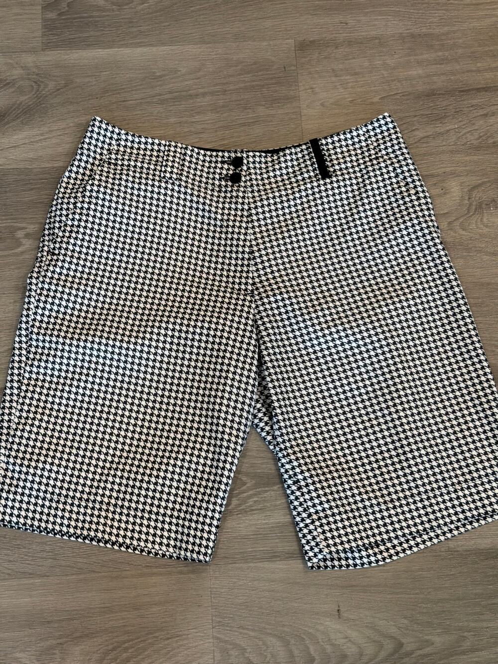 Nike Golf size 8 black and white golf shorts